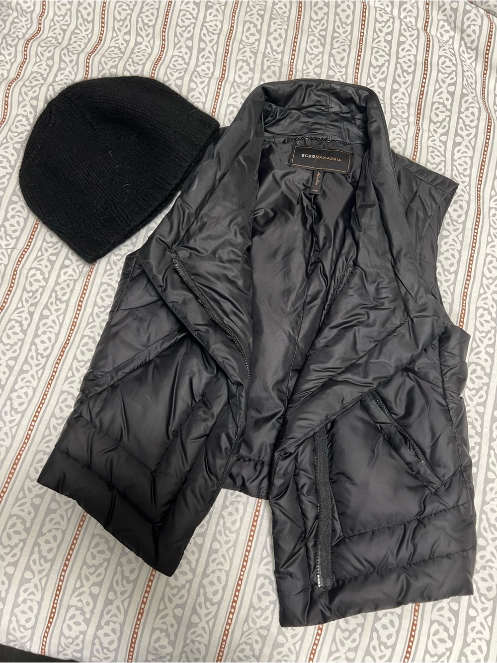 BCBGMaxAzria Black Quilted Sleeveless Puffer Vest & cashmere hat